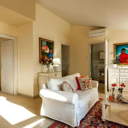 Villa Elisa 16, Emma Fucecchio