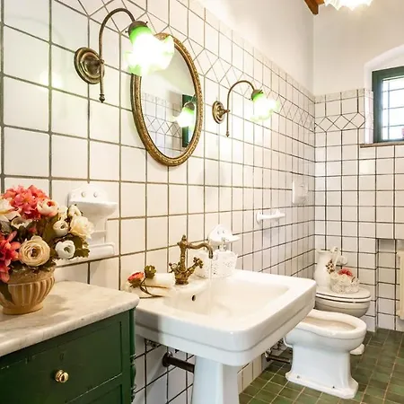 Villa Elisa 16, Emma *